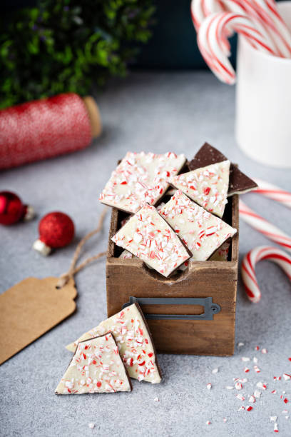кора мяты перечной домашняя, белый и темный шоколад с измельченными конфетами - peppermint chocolate candy christmas стоковые фото и изображения
