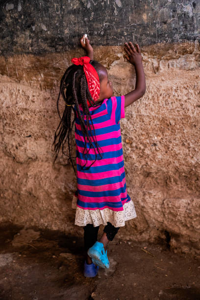 黒板に書くアフリカの小さな女の子, ケニアの孤児院, 東アフリカ - african descent africa african culture classroom ストックフォトと画像