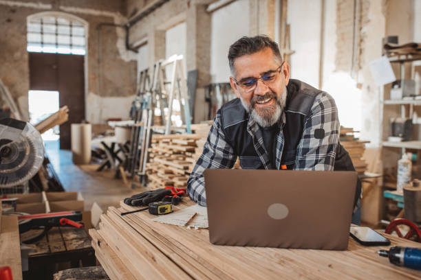 stolarz w warsztacie drzewnym - carpenter carpentry craft skill zdjęcia i obrazy z banku zdjęć