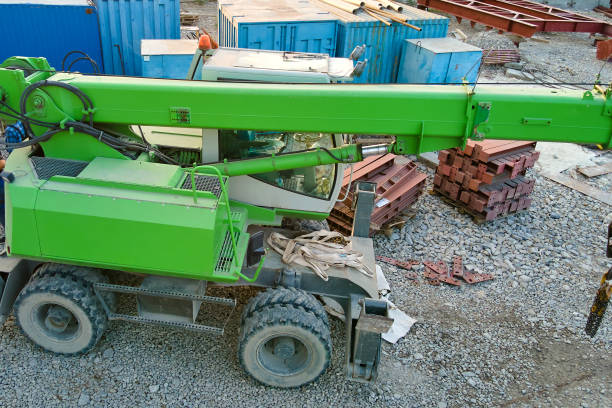 tracteur de grue de levage sur chantier industriel. machines lourdes pour l’industrie du bâtiment - crane mobile crane derrick crane construction vehicle photos et images de collection