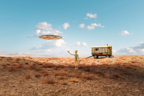 mały zielony człowiek w końcu uratowany z pustyni - ufo landing zdjęcia i obrazy z banku zdjęć
