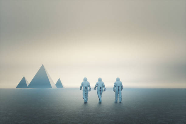 astronauci idący w kierunku tajemniczych piramid - people exploration futuristic walking zdjęcia i obrazy z banku zdjęć