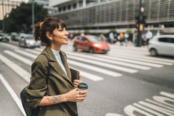 eine kaffeepause auf der avenida paulista - commuter stock-fotos und bilder