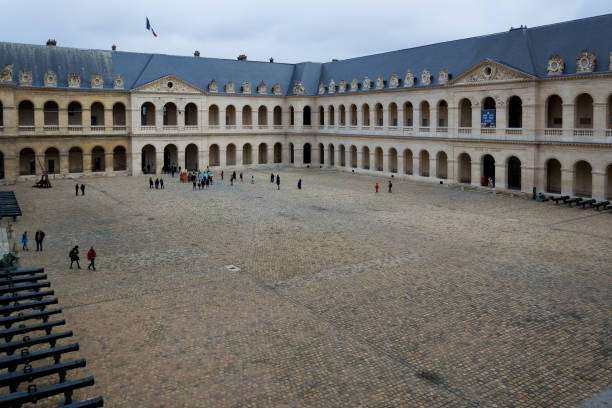 détail architectural du musée de l’armée à paris - métier de larmée photos et images de collection