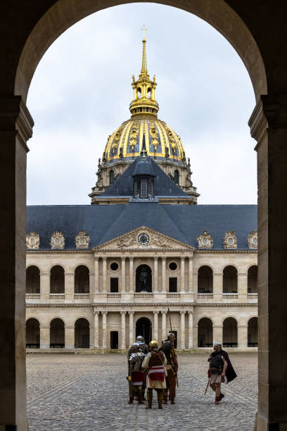 détail architectural du musée de l’armée à paris - métier de larmée photos et images de collection