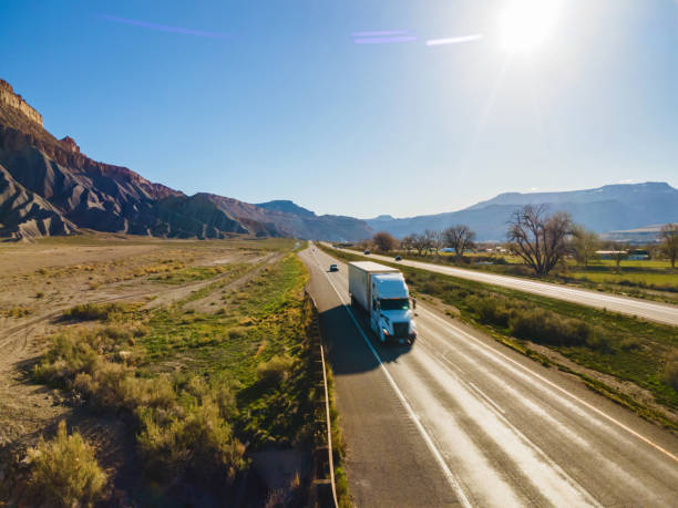 semirremolque de primavera en la autopista vistas aéreas de la interestatal 70 tráfico semi camiones y automóviles en el oeste de colorado serie de fotos - autopista de cuatro carriles fotografías e imágenes de stock