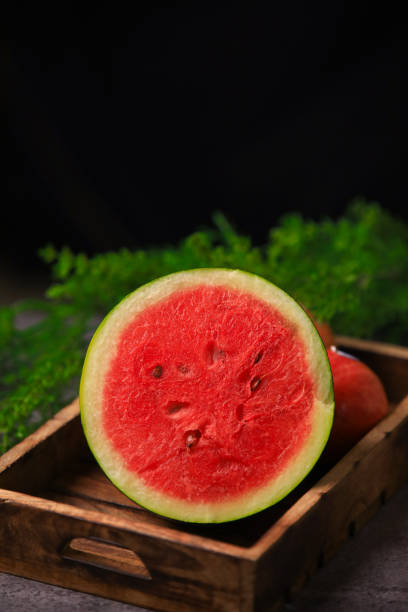 wassermelone in zwei hälften geschnitten, wassermelonenschnitt nahaufnahme mit selektivem fokus und unschärfe - watermelon fruit summer portion stock-fotos und bilder