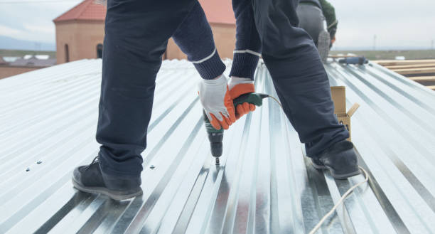 homme installant un toit en tôle par perceuse électrique. - metal roof photos et images de collection