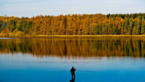 pêcheur ou pêcheur à fewston reservoir, yorkshire - yorkshire dales photos et images de collection