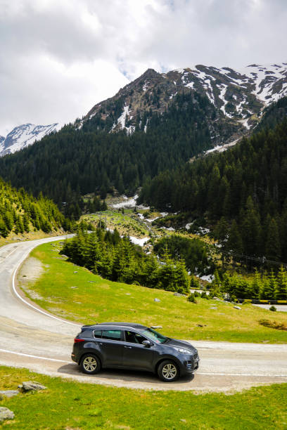 kia sportage si trova sul lato di una strada di montagna. - 2016 foto e immagini stock