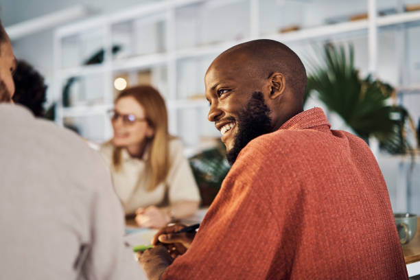 homme souriant lors d’une réunion au travail. homme heureux au travail. - cheerful business person strategy people photos et images de collection