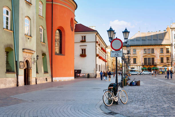 夏の街並み - クラクフ旧市街の通りの景色 - krakow people poland church ストックフォトと画像