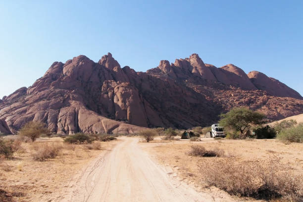 ナミビア、スピッツコッペの砂漠の道の眺め - damaraland ストックフォトと画像