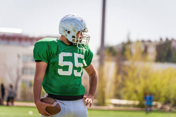 amerykański sportowiec - football sports helmet american football football helmet zdjęcia i obrazy z banku zdjęć