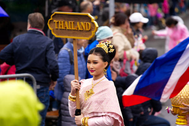 donna che guida un gruppo di thailandesi alla parata di sechseläuten. - zurich switzerland snowman swiss culture foto e immagini stock