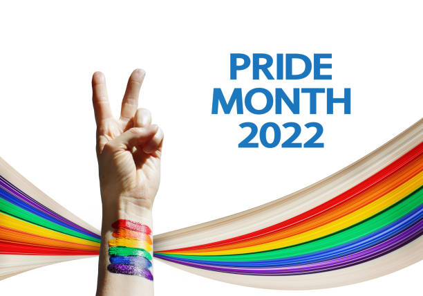 concept d’été du mois de la fierté 2022 avec effet d’étirement de pixels, techniques mixtes. - symbols of peace flag gay pride flag banner photos et images de collection