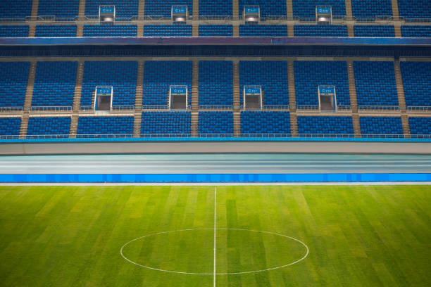 filas de asientos dentro del estadio deportivo cubierto con campo de césped - bleachers stadium seat empty fotografías e imágenes de stock