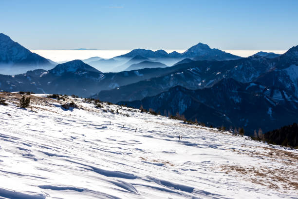 hochobir - vue panoramique en hiver sur les chaînes de montagnes des karawanks en carinthie, alpes autrichiennes. chute de neige - apres ski winter hiking ski photos et images de collection