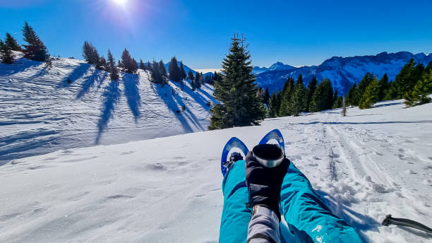 hochobir - femme en raquettes prenant un thé sur un sentier de randonnée enneigé avec vue panoramique sur les karawanks en carinthie, alpes autrichiennes. - apres ski winter hiking ski photos et images de collection