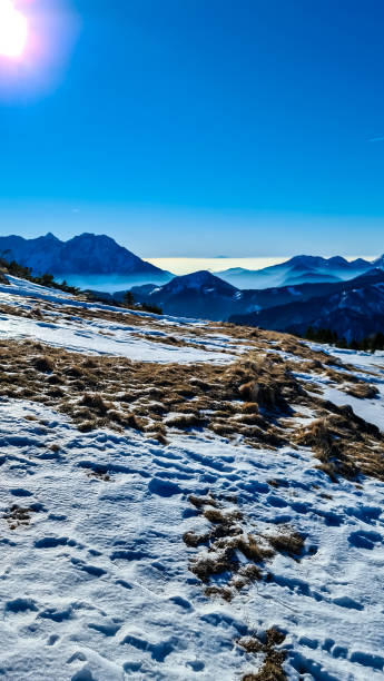 hochobir - vue panoramique en hiver sur les chaînes de montagnes des karawanks en carinthie, alpes autrichiennes. chute de neige - apres ski winter hiking ski photos et images de collection