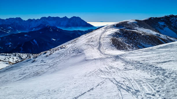 hochobir - vue panoramique en hiver sur la chaîne de montagnes des karawanks en carinthie, alpes autrichiennes. ski - apres ski winter hiking ski photos et images de collection