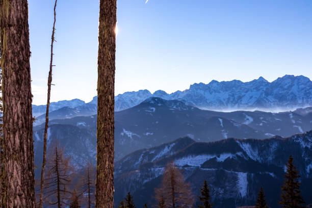 hochobir - vue panoramique en hiver près de hochobir dans les montagnes karawanks en carinthie, alpes autrichiennes - apres ski winter hiking ski photos et images de collection