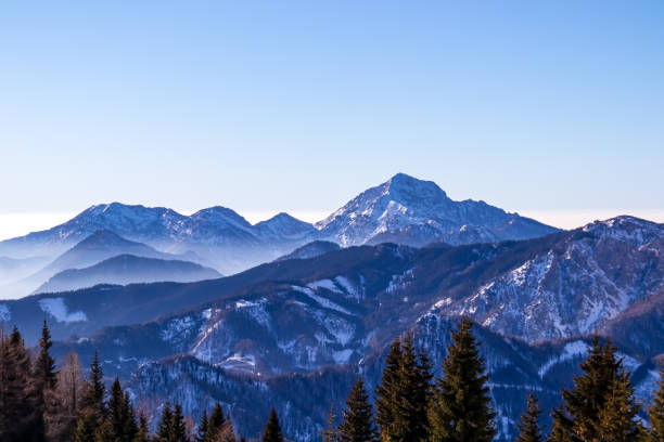 hochobir - vue panoramique en hiver sur les chaînes de montagnes des karawanks en carinthie, alpes autrichiennes - apres ski winter hiking ski photos et images de collection