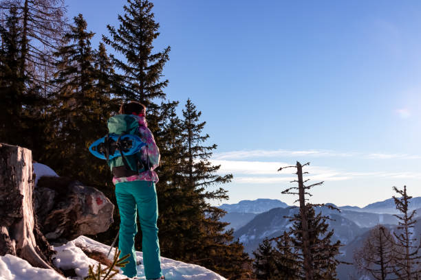 hochobir - femme sur un sentier de randonnée avec vue panoramique sur les karawanks en carinthie, alpes autrichiennes - apres ski winter hiking ski photos et images de collection