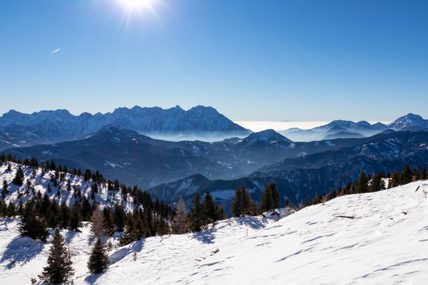 hochobir - vue panoramique en hiver sur les chaînes de montagnes des karawanks en carinthie, alpes autrichiennes - apres ski winter hiking ski photos et images de collection