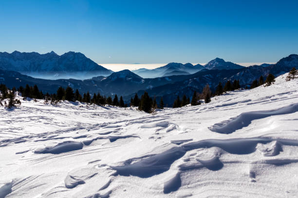 hochobir - vue panoramique en hiver sur les chaînes de montagnes des karawanks en carinthie, alpes autrichiennes. chute de neige - apres ski winter hiking ski photos et images de collection