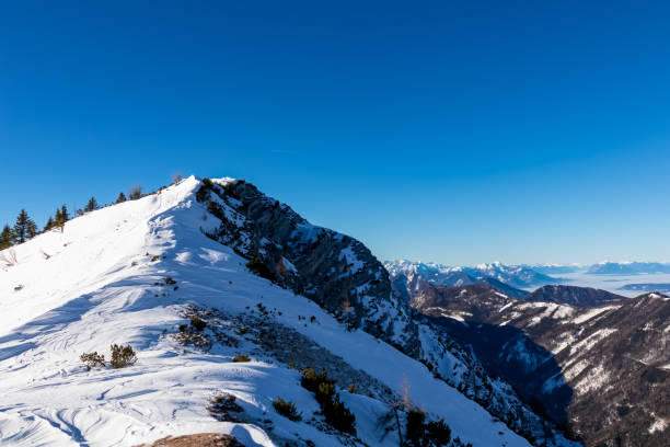 hochobir - vue panoramique en hiver sur le mont hochobir dans les karawanks en carinthie, alpes autrichiennes - apres ski winter hiking ski photos et images de collection