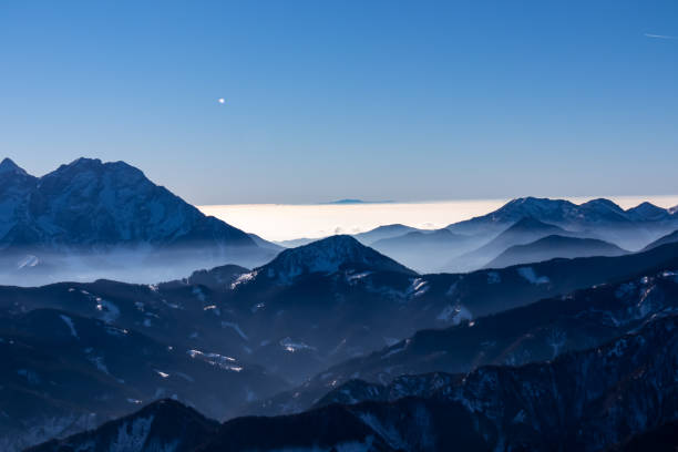 hochobir - vue panoramique en hiver sur les chaînes de montagnes des karawanks en carinthie, alpes autrichiennes - apres ski winter hiking ski photos et images de collection