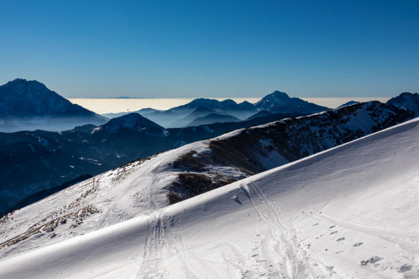 hochobir - vue panoramique en hiver sur la chaîne de montagnes des karawanks en carinthie, alpes autrichiennes. ski - apres ski winter hiking ski photos et images de collection