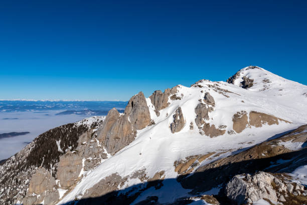 hochobir - vue panoramique en hiver sur le mont hochobir dans les karawanks en carinthie, alpes autrichiennes - apres ski winter hiking ski photos et images de collection