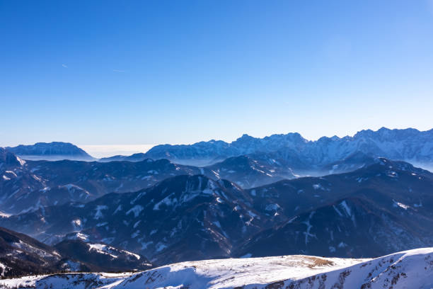 hochobir - vue panoramique en hiver sur les chaînes de montagnes des karawanks en carinthie, alpes autrichiennes - apres ski winter hiking ski photos et images de collection