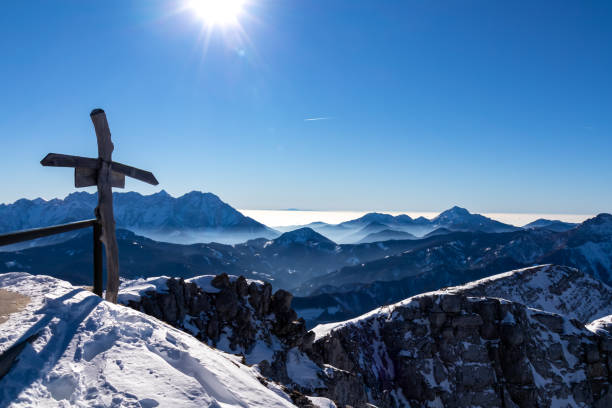 hochobir - vue panoramique en hiver depuis la croix sommitale du hochobir dans les karawanks en carinthie, alpes autrichiennes - apres ski winter hiking ski photos et images de collection