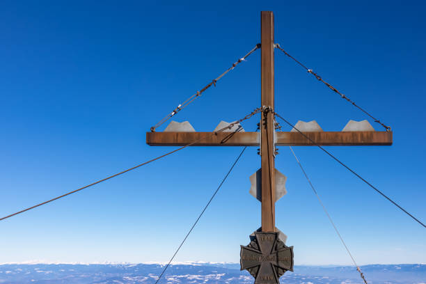 hochobir - vue panoramique en hiver depuis la croix sommitale du hochobir dans les karawanks en carinthie, alpes autrichiennes - apres ski winter hiking ski photos et images de collection