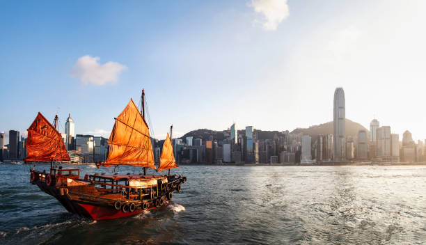 hongkongs victoria harbor mit traditionellem rotem segel-junk-boot - hongkong stock-fotos und bilder
