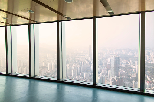 Vista desde la oficina de ventanas de pared de vidrio a la ciudad urbana photo
