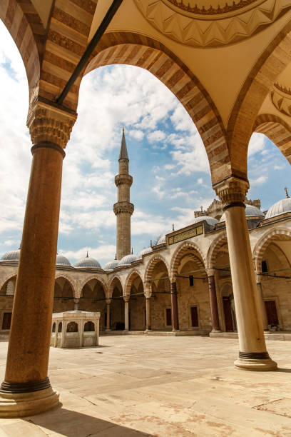 minaret meczetu sulejmana w stambule w turcji. - minaret zdjęcia i obrazy z banku zdjęć