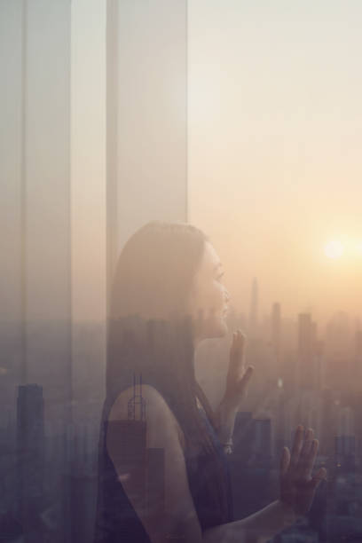 jeune femme transparente regardant l’horizon de la ville depuis la fenêtre d’un bâtiment, chine - imagination fantasy invisible women photos et images de collection