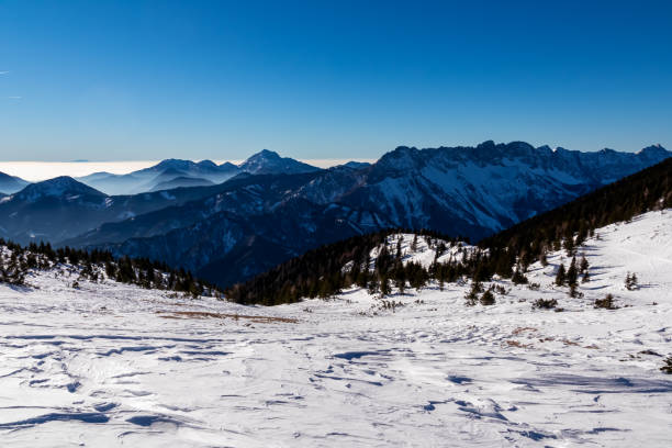 hochobir - vue panoramique en hiver sur les chaînes de montagnes des karawanks en carinthie, alpes autrichiennes - apres ski winter hiking ski photos et images de collection