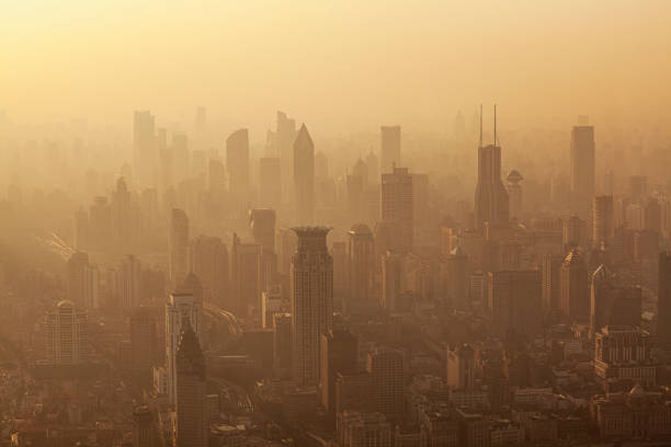 Luftverschmutzung über Shanghais Puxi District Gebäuden in der Abenddämmerung, China – Foto