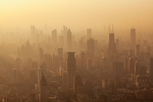 Contaminación del aire vista sobre los edificios del distrito Puxi de Shanghai al atardecer, China photo
