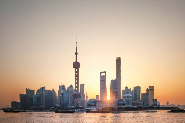 朝の上海の浦東区の超高層ビル - shanghai tower ストックフォトと画像