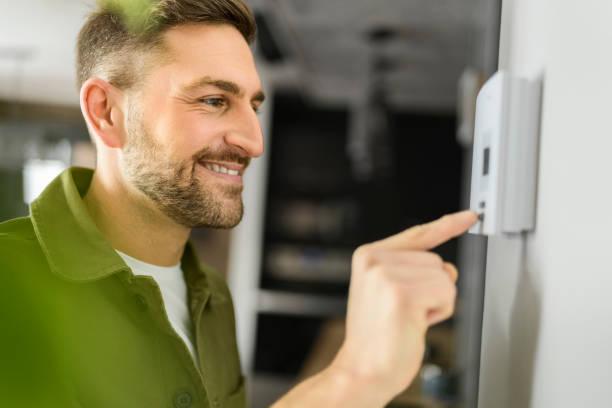 istock nice man set the thermostat at house 1394397823
