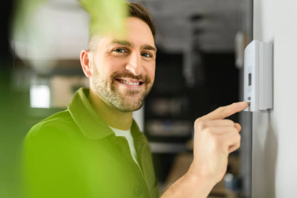 istock nice man set the thermostat at house 1394397825