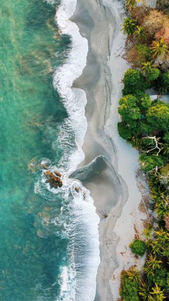 widok morza z lotu ptaka - montezuma beach, kostaryka, ameryka środkowa - costa rican sunset zdjęcia i obrazy z banku zdjęć