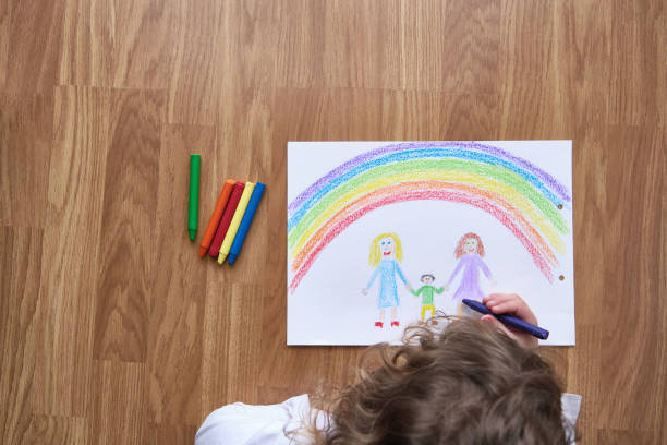 trẻ em ẩn danh vẽ vào ban ngày - mẹ và con vẽ tranh hình ảnh sẵn có, bức ảnh & hình ảnh trả phí bản quyền một lần