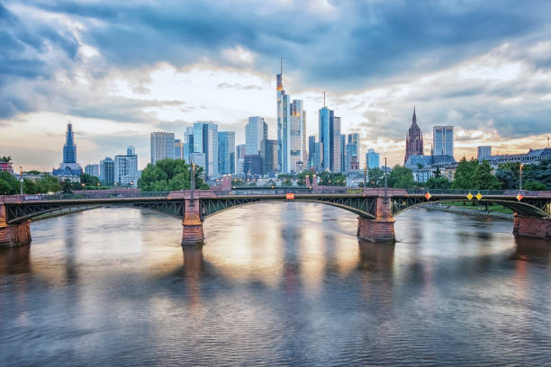 フランクフルト市の建築 - frankfurt germany night skyline ストックフォトと画像